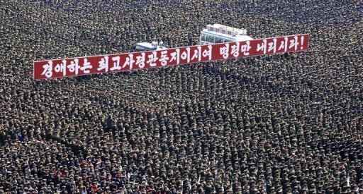 Multidões em Pyongyang em foto divulgada no dia 29 de março. Foto: © KCNA/AFP Kns 