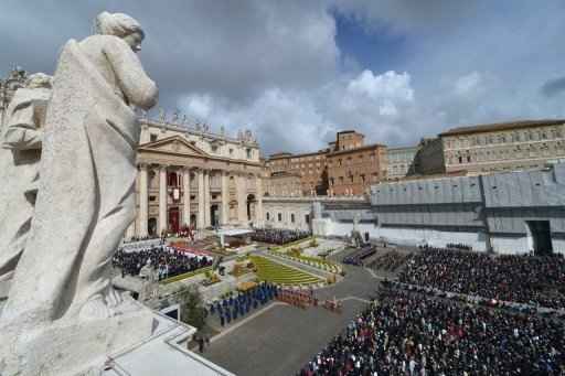 Multidão acompanha celebração da ressurreição de Cristo. Foto: Vincenzo Pinto/AFP.