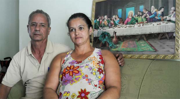 Divorciados, o casal Lúcia e Manoel Messias sentem o peso de não poder comungar. Foto: Beto Novaes/DP/D.A Press
