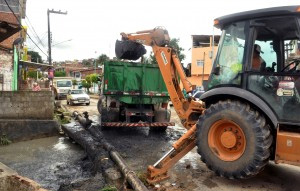 Estão sendo feitos os serviços de limpeza das canaletas para a drenagem de águas pluviais nos canteiros das vias. Foto: João Barbosa/ Prefeitura do Cabo/ Divulgação