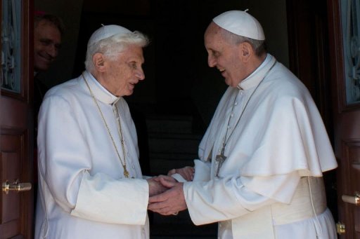 Francisco (d) recebe Bento XVI no convento. Foto: Laurent Kalfala/AFP Photo