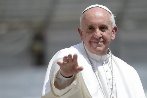 Papa Francisco acena após sua audiência semanal na Praça de São Pedro em 8 de maio. Foto: Filippo Monteforte/AFP Photo/Arquivo