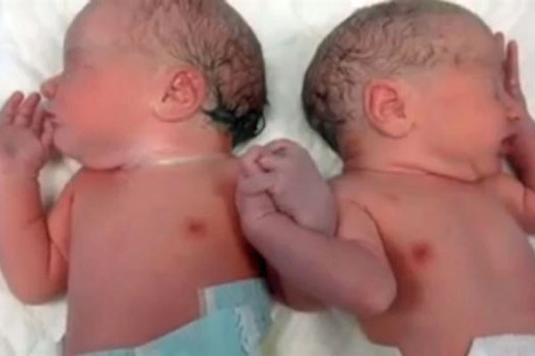 Logo depois de nascer, os irmãos deram as mãos em maternindade na Espanha. Foto: Youtube/Reprodução (Imagem: Reprodução/Youtube/maspibcn)