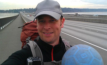 Richard Swanson, de 42 anos, partiu da cidade de Seattle, em 1º de maio, levando apenas uma mochila e uma bola azul. Foto: Facebook/Breakaway Brazil/Reprodução
