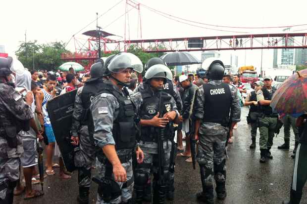 Moradores da comunidade do canal Ibiporã resolveram ficar no meio da pista para protestar por conta de moradia. O Batalhão de Choque está no local. Foto: Tércio Amaral/DP/D.A Press