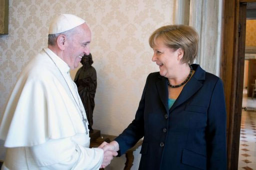 O Papa Francisco recebe a chanceler alemã Angela Merkel no Vaticano. Foto: Osservatore Romano/Francesco Sfo/AFP Photo