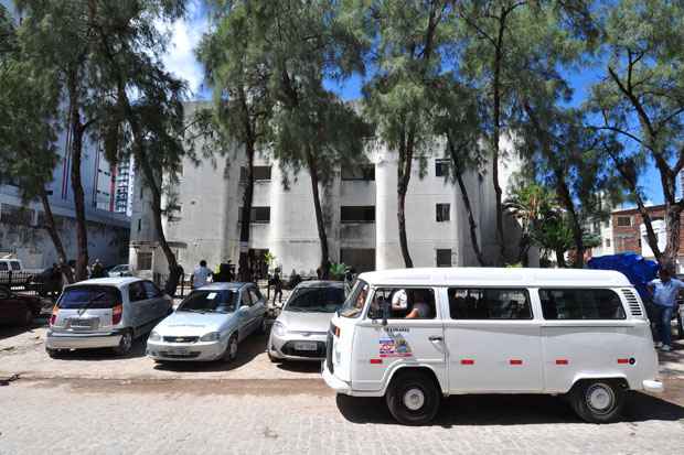 Secon voltará hoje ao Edifício Emílio Santos, em Boa Viagem, para terminar de entregar as notificações aos moradores dos três blocos interditados que ainda não receberam o documento. Foto: Júlio Jacobina/DP/D.A Press