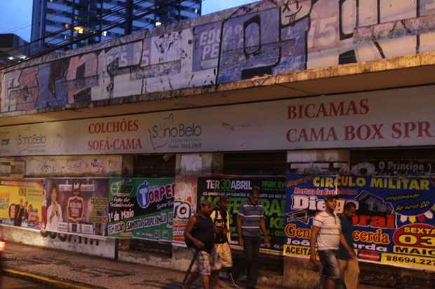 Donos de casas de shows e produtores de festas têm 10 dias para remover todo anúncio publicitário do tipo lambe-lambe, fixado irregularmente nos muros do Recife.. Foto: Nando Chiappetta/DP/D.A Press