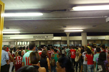 Torcedores enfrentaram filas longas na estação central do metrô do Recife. Foto: Daniel Mamutte Leite/Divulgação