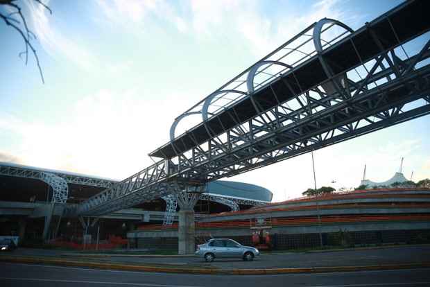 Passarela que liga o aeroporto à estação do metrô ficará pronta em dezembro. Foto: Bernardo Dantas/DP/D.A Press