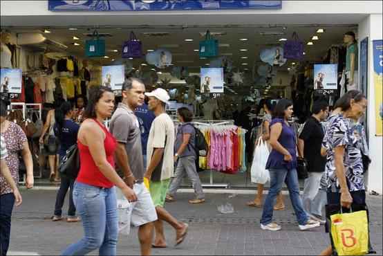 Comércio do Recife é exemplo da força do varejo e dos serviços. Com o aumento da renda, população gasta mais e movimenta os dois segmentos (Blenda Souto Maior/DP/D.A Press)