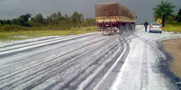 As pedras de gelo cobriram a rodovia e levaram risco para os motoristas. Foto: Edson Coelho/Divulgação