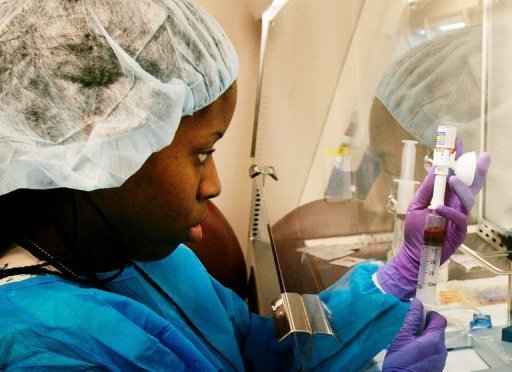 Preparação de quimioterapia para câncer de pulmão na Universidade Johns Hopkins, no estado de Maryland. Foto: Getty Images/AFP/Win McNamee 