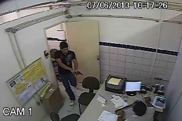 Assaltante aponta arma para funcionário da agência dos Correios em Paudalho. Foto: PF/Divulgação