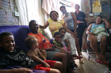 Eliane e a família na sua casa na Vila Arraes. Foto: Wagner Oliveira