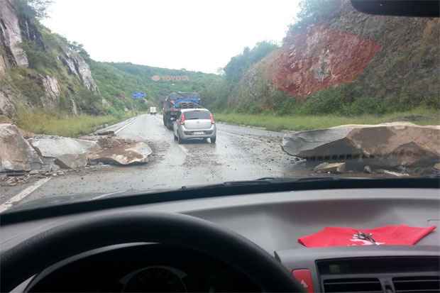 Duas pedras gigantes se desprenderam das rochas que ladeiam a BR-232, antes do túnel, no caminho para Caruaru. Foto: Cancio Ferreira/Reprodução