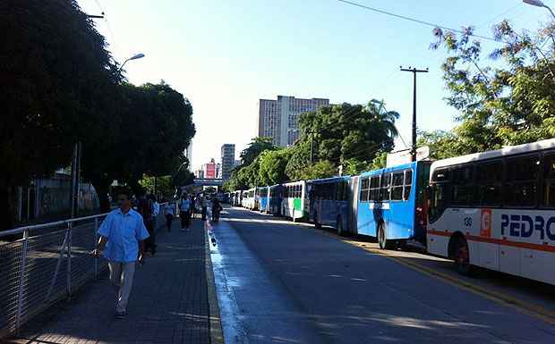 Fila de ônibus parou toda a Conde da Boa Vista, um dos principais corredores viários do Recife. Foto: Enock Eleutério/Cortesia