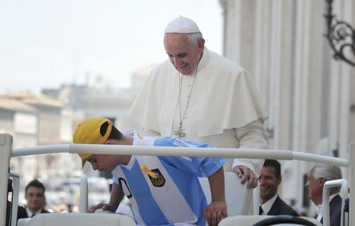 O Papa convida o jovem portador de síndrome de Down a subir no papamóvel. Foto: © AFP Tiziana Fabi 
