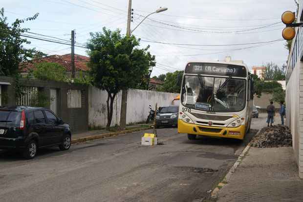 No início das obras houve fiscalização para evitar a passagem dos ônibus. Agora, eles trafegam pelo local em alta velocidade. Foto: Mariana Fabrício/Esp.DP/D.A Press