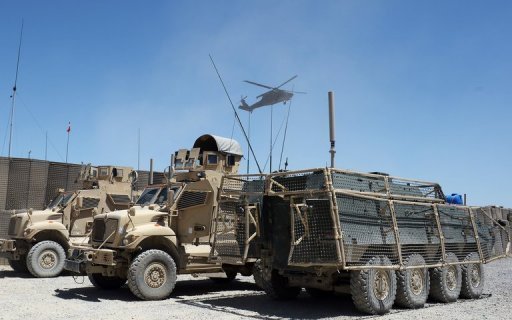 Militares americanos destruíram mais de 77.000 toneladas de equipamentos - incluindo veículos de transporte de tropas antiminas - em sua preparação para a retirada do Afeganistão, no final de 2014. Foto: Dibyangshu Sarkar/AFP Photo