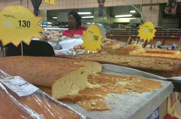 No Bompreço, bolos de macaxeira, mandioca e souza leão são os mais vendidos. A rede comercializa cerca de 15 quilos de bolo por dia. Foto: André Clemente