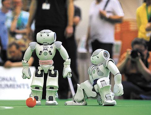 Os robôs humanoides são a maior atração da competição: o objetivo dos organizadores é criar um time capaz de jogar contra atletas de carne e osso. Foto: Jeans Wolf/AFP Photo