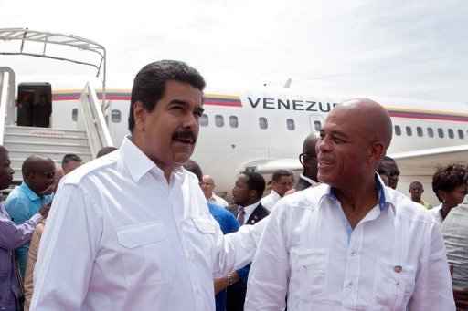 O presidente da Venezuela Nicolás Maduro (E) e o presidente do Haiti, Michel Martelly, em Porto Príncipe na terça-feira. Foto: © AFP AFP/Presidencia Haití 