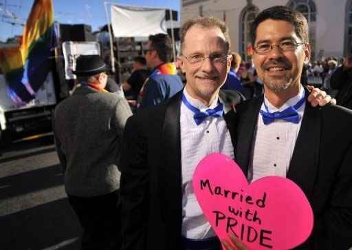 Stuart Gaffney posa com o marido John Lewis em San Francisco, Califórnia. Foto: Josh Edelson/AFP Photo