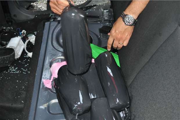 Pasta base de cocaína estava escondida em 58 tabletes nos tanques de combustíveis de dois veículos. Foto: PF/Divulgação