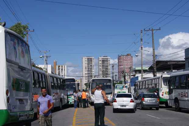Na avenida Cruz Cabugá uma fila de ônibus estacionados complicou o trânsito na manhã de hoje. Foto: Marcela Pereira/Esp/DP/D.A Press