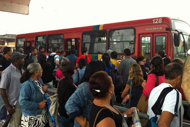 No Terminal do Barro muita gente aguardando pelos ônibus. Foto: Carolina Braga/Esp. DP/D.A Press