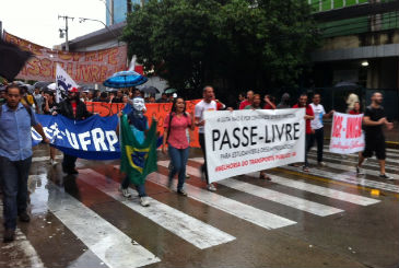 Estudantes seguiram em passeata pela Avenida Conde da Boa Vista. Foto: Jailson Paz/DP/D.A Press (Jailson Paz/DP/D.A Press)