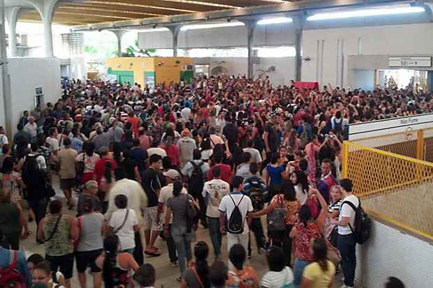 A Estação Recife está bem tumultuada neste momento, com muita gente e empurra-empurra por conta da falta de ônibus de integração. Foto: Tato Rocha/Divulgação
