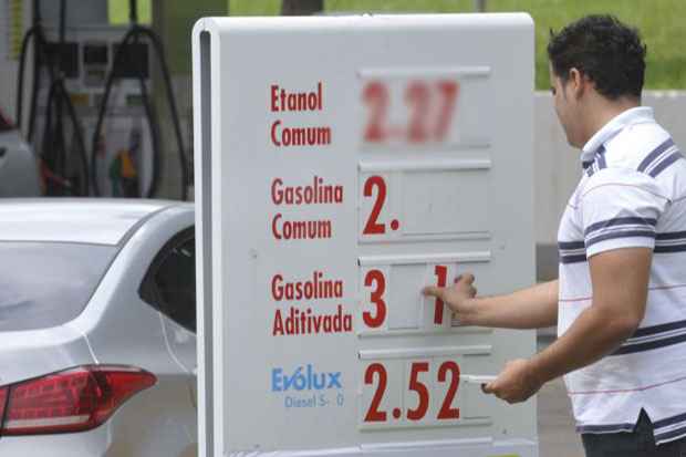 Copom manteve a projeção de reajuste de 5% no preço da gasolina, este ano. Foto: Ronaldo de Oliveira/CB/D.A Press/Arquivo