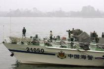 Barco da guarda costeira chinesa, perto da cidade de Dandong 
 (Liu Jin/Arquivi/AFP Photo)