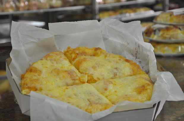 Uma fatia da pizza da Padaria Imperatriz sai por R$ 3,80. Foto: Maria Eduarda Bione/Esp. DP/D.A Press