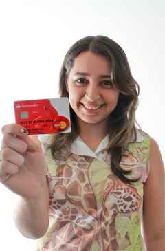 Raiane usa o débito para controlar suas despesas. Foto: Arthur de Souza/DP/D.A Press