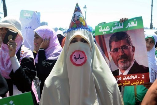 Mulher protesta em Alexandria contra a deposição do presidente Mohamed Mursi. Foto: AFP 