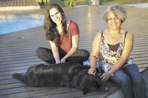 A veterinária Mariana Melo, a procuradora aposentada Joaquina de Faria e a labradora Sophia, de 9 anos: tratamento para depressão. Foto: Bruno Peres/CB/D.A Press