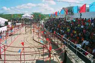 A 16ª Corrida da Galinha promove também o Galinheiro Elétrico, na praça Alberto Paiva, no Centro, com trios elétricos e camarotes oficiais. Foto: Via Mídia Comunicação/Divulgação/Divulgação