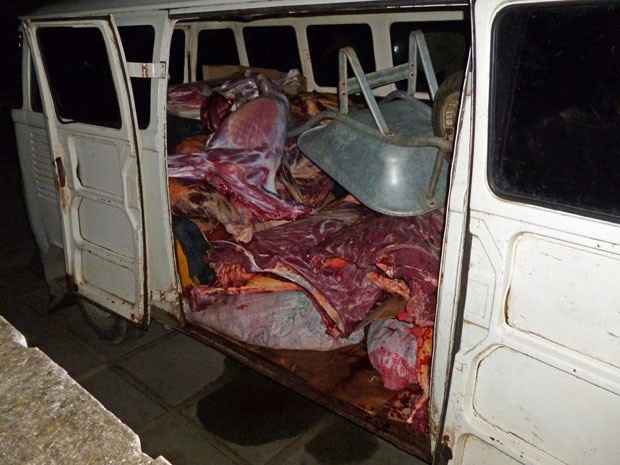 Carne de jumento era transportada em uma kombi para Jaboatão. Foto: Polícia Civil/ Divulgação