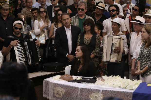 Liv Morais, de preto, sentada ao lado do caixão no velório do pai na Assembleia Legislativa. Foto: Teresa Maia/DP/D.A Press.