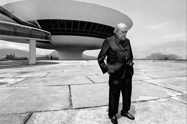 Registro histórico de Oscar Niemeyer em frente ao Museu de Arte Contemporânea de Niterói (Mac Niterói): um dos projetos que será digitalizado (Evandro Teixeira/Divulgação)