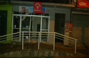 Bandidos quebraram porta de vidro da agência. Foto: Salatiel Cícero/ Reprodução/ Facebook