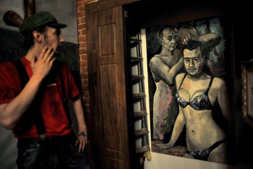 Visitante observa uma obra do artista russo Konstantin Altunin. Foto: AFP Olga Maltseva  
