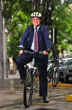 Diariamente, Edvaldo vai e volta do trabalho, no Tribunal de Justiça, de bicicleta. Foto: MAria Eduarda Bione/DP/D.A Press