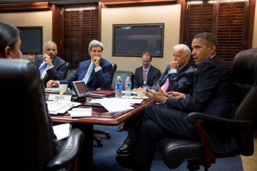 Obama fala observado pelo procurador-geral Eric Holder, pelo secretário de Estado John Kerry e pelo vice Joe Biden. Foto: Pete Souza/AFP Photo