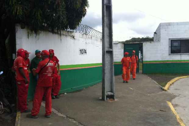 Garis se concentraram na garagem ada empresa vital na BR-101, mas voltaram a trabalhar depois de cinco horas de paralisação. Foto: Glynner Brandão/DP/D.A.Press