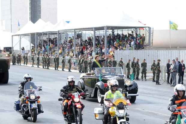 A presidenta Dilma já está desfilando em carro aberto, em Brasília, em comemoração ao Dia da Independência. Foto: Foto: Carlos Moura/CB/D.A Press