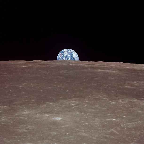 Uma das primeiras fotos é uma imagem da Terra feita da Apolo 11 em 1969. Foto: instagram.com/nasa